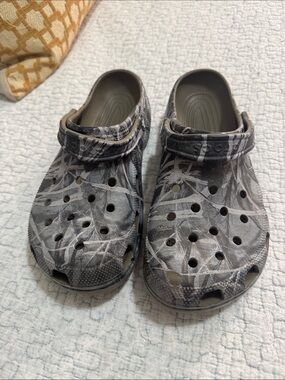 Men’s crocs